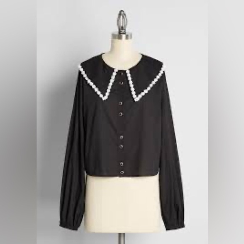 Bright and beautiful black collared shirt with daisy trim